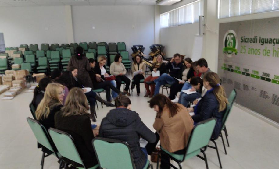 PROGRAMA PRESENTE NA ESCOLA No dia 27 de maio de 2019 foi lançado em Curitiba o Programa Presente na Escola que tem como objetivo acompanhar a frequência diária do estudante. Este Programa tem caráter preventivo, ou seja, quer promover na escola um processo de acompanhamento efetivo dos alunos para que frequentem a mesma.