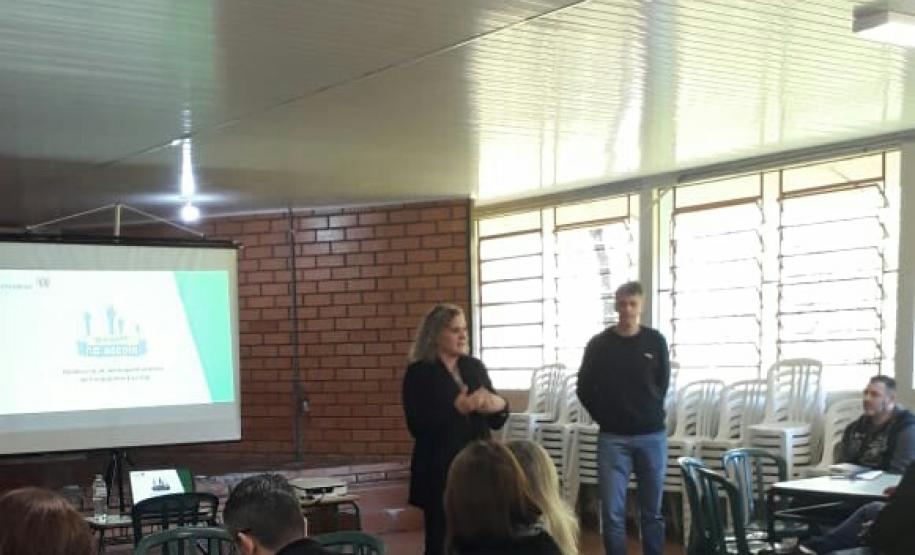 PROGRAMA PRESENTE NA ESCOLA No dia 27 de maio de 2019 foi lançado em Curitiba o Programa Presente na Escola que tem como objetivo acompanhar a frequência diária do estudante. Este Programa tem caráter preventivo, ou seja, quer promover na escola um processo de acompanhamento efetivo dos alunos para que frequentem a mesma.