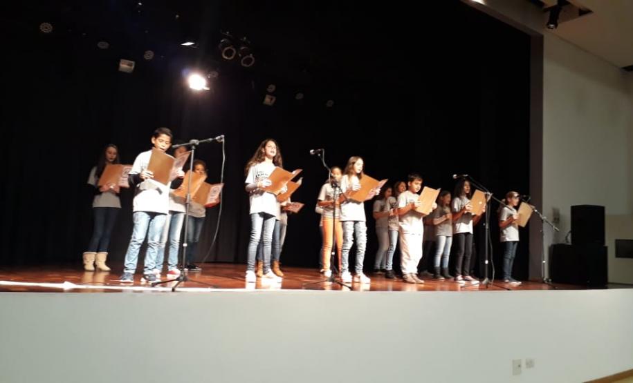 PRIMEIRA APRESENTAÇÃO DO CORAL DO  COLÉGIO ESTADUAL RUI BARBOSA O Colégio Estadual Rui Barbosa, do Município de Pato Branco, realizou no sábado dia 25 de maio de 2019, a primeira apresentação do Coral CERB, no anfiteatro do SESI – Pato Branco.