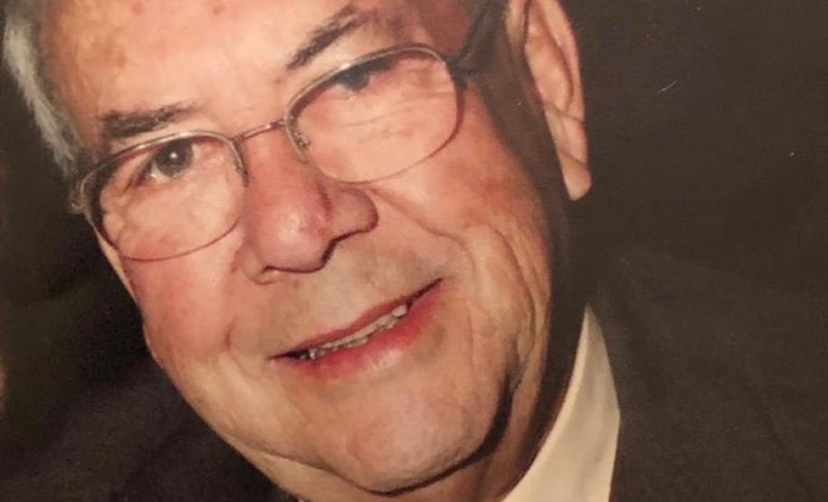 JOSÉ GUERREIRO DE PAULA (1928-2019) Filho de Messias Prestes De Paula e Dorvalina Guerreiro De Paula.
O professor José Guerreiro De Paula nasceu no dia 20 de setembro de 1928, na cidade de Lageado Liso, hoje Sapopema, no Paraná, fazendo parte de uma família de 15 irmãos.