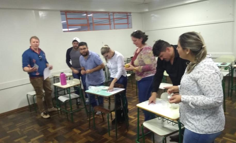 CONEXÃO PROFESSOR EM AÇÃO O NRE de Pato Branco vivenciou no mês de maio e junho a primeira fase do Conexão Professor em Ação, uma expansão do Conexão Professor-Lives.
Esse modelo de formação pretende trazer reflexões teóricas e encaminhamentos práticos para o desenvolvimento das atividades das disciplinas do currículo.
