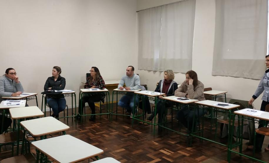 CONEXÃO PROFESSOR EM AÇÃO O NRE de Pato Branco vivenciou no mês de maio e junho a primeira fase do Conexão Professor em Ação, uma expansão do Conexão Professor-Lives.
Esse modelo de formação pretende trazer reflexões teóricas e encaminhamentos práticos para o desenvolvimento das atividades das disciplinas do currículo.