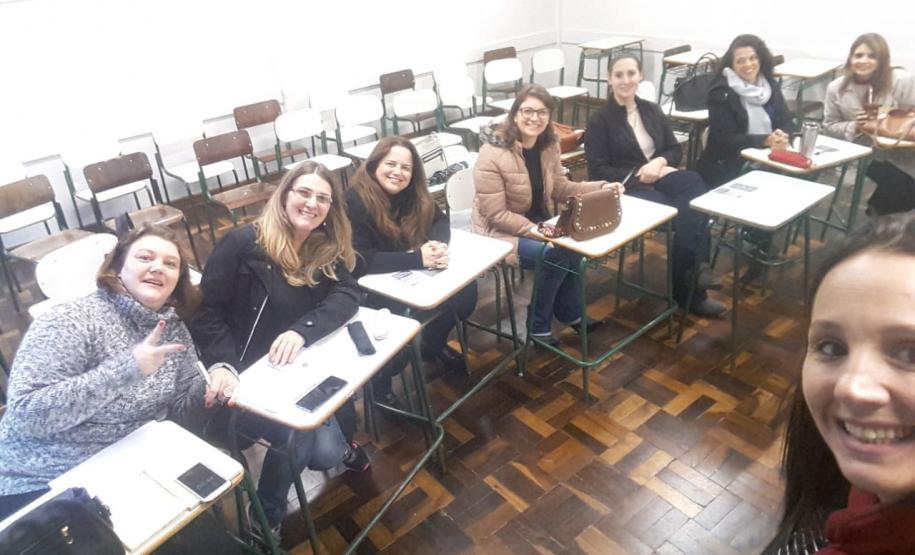 CONEXÃO PROFESSOR EM AÇÃO O NRE de Pato Branco vivenciou no mês de maio e junho a primeira fase do Conexão Professor em Ação, uma expansão do Conexão Professor-Lives.
Esse modelo de formação pretende trazer reflexões teóricas e encaminhamentos práticos para o desenvolvimento das atividades das disciplinas do currículo.