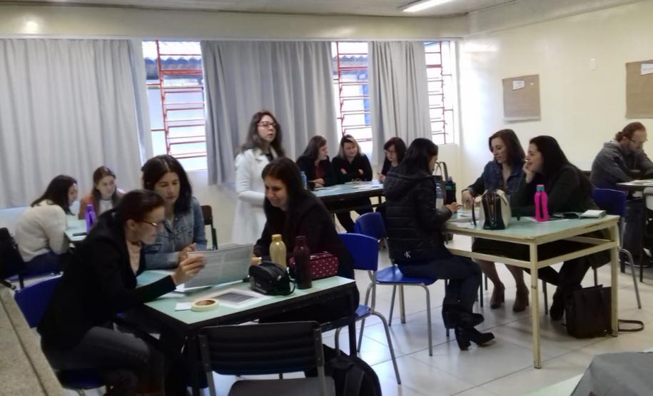 CONEXÃO PROFESSOR EM AÇÃO O NRE de Pato Branco vivenciou no mês de maio e junho a primeira fase do Conexão Professor em Ação, uma expansão do Conexão Professor-Lives
Esse modelo de formação pretende trazer reflexões teóricas e encaminhamentos práticos para o desenvolvimento das atividades das disciplinas do currículo.