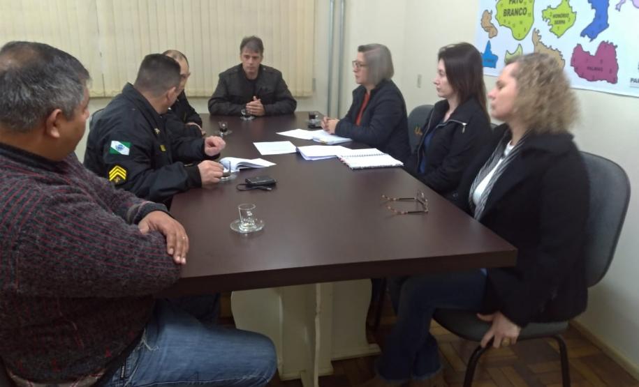 REUNIÃO BRIGADA ESCOLAR No dia 03 de julho de 2019 reuniram¬-se, no NRE de Pato Branco, os responsáveis pela Formação de Brigadistas Escolares: o Comandante do 2° Subgrupamento de Bombeiros Independente, Capitão Genuino Luiz Dalponte, o 3° Sargento Cleodomir Paulo Pereira, o Chefe do NRE de Pato Branco, Marcelo Oltramari, a Assistente Técnico Iara Lucia Tecchio Mezomo e os Técnicos Brigadistas, Sônia Regina Holub, Fábio Andrei França e Fabiana  Zamodzki