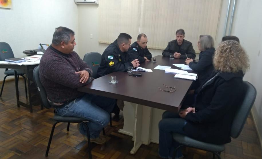 REUNIÃO BRIGADA ESCOLAR No dia 03 de julho de 2019 reuniram¬-se, no NRE de Pato Branco, os responsáveis pela Formação de Brigadistas Escolares: o Comandante do 2° Subgrupamento de Bombeiros Independente, Capitão Genuino Luiz Dalponte, o 3° Sargento Cleodomir Paulo Pereira, o Chefe do NRE de Pato Branco, Marcelo Oltramari, a Assistente Técnico Iara Lucia Tecchio Mezomo e os Técnicos Brigadistas, Sônia Regina Holub, Fábio Andrei França e Fabiana  Zamodzki
