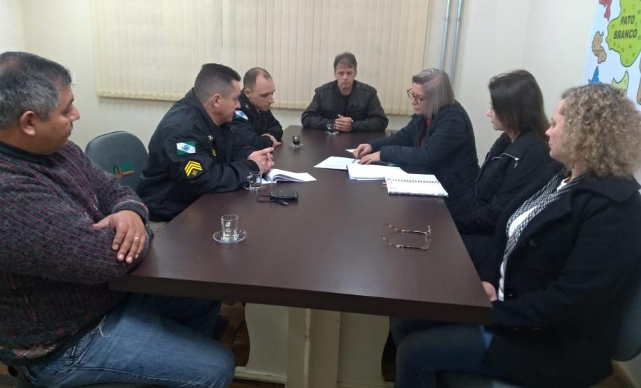REUNIÃO BRIGADA ESCOLAR No dia 03 de julho de 2019 reuniram¬-se, no NRE de Pato Branco, os responsáveis pela Formação de Brigadistas Escolares: o Comandante do 2° Subgrupamento de Bombeiros Independente, Capitão Genuino Luiz Dalponte, o 3° Sargento Cleodomir Paulo Pereira, o Chefe do NRE de Pato Branco, Marcelo Oltramari, a Assistente Técnico Iara Lucia Tecchio Mezomo e os Técnicos Brigadistas, Sônia Regina Holub, Fábio Andrei França e Fabiana  Zamodzki