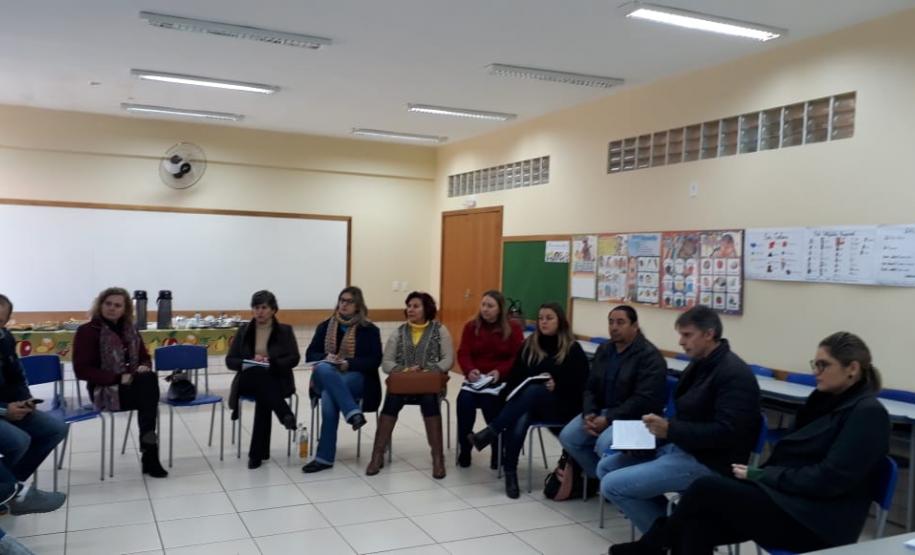 Reuniões Descentralizadas com Diretores O Núcleo Regional de Educação de Pato Branco realizou, no mês de agosto, oito reuniões descentralizadas com diretores, diretores auxiliares e documentadores. No formato de rodas de conversa, foram debatidos três assuntos relacionados à gestão pedagógica da escola: avaliações internas e externas; gestão de sala de aula; e frequência escolar.