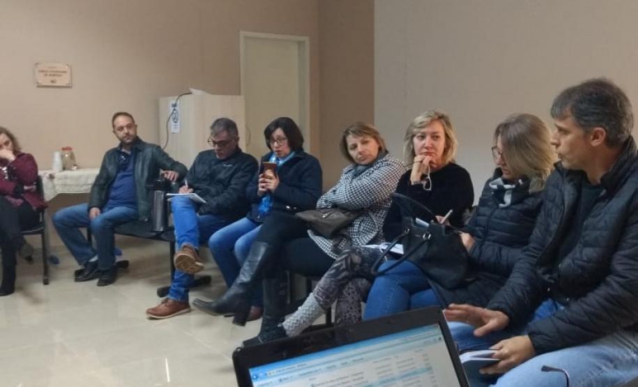 Reuniões Descentralizadas com Diretores O Núcleo Regional de Educação de Pato Branco realizou, no mês de agosto, oito reuniões descentralizadas com diretores, diretores auxiliares e documentadores. No formato de rodas de conversa, foram debatidos três assuntos relacionados à gestão pedagógica da escola: avaliações internas e externas; gestão de sala de aula; e frequência escolar.