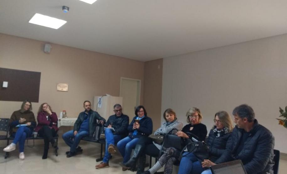 O Núcleo Regional de Educação de Pato Branco realizou, no mês de agosto, oito reuniões descentralizadas com diretores, diretores auxiliares e documentadores. No formato de rodas de conversa, foram debatidos três assuntos relacionados à gestão pedagógica d O Núcleo Regional de Educação de Pato Branco realizou, no mês de agosto, oito reuniões descentralizadas com diretores, diretores auxiliares e documentadores. No formato de rodas de conversa, foram debatidos três assuntos relacionados à gestão pedagógica da escola: avaliações internas e externas; gestão de sala de aula; e frequência escolar.
