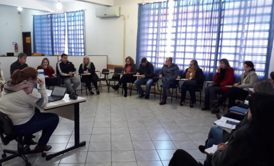 Reuniões Descentralizadas com Diretores O Núcleo Regional de Educação de Pato Branco realizou, no mês de agosto, oito reuniões descentralizadas com diretores, diretores auxiliares e documentadores. No formato de rodas de conversa, foram debatidos três assuntos relacionados à gestão pedagógica da escola: avaliações internas e externas; gestão de sala de aula; e frequência escolar.