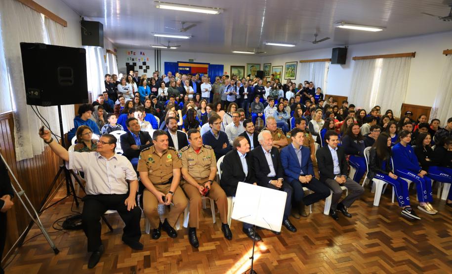 O Governo do Paraná deu início nesta quarta-feira (25) ao processo de implantação do Colégio da Polícia Militar de Pato Branco, que vai ocupar a estrutura do atual Colégio Estadual La Salle. Será a primeira unidade do Sudoeste do Estado. Em 2020 haverá uma transição pedagógica para a gestão da Polícia Militar, que começará oficialmente em 2021.