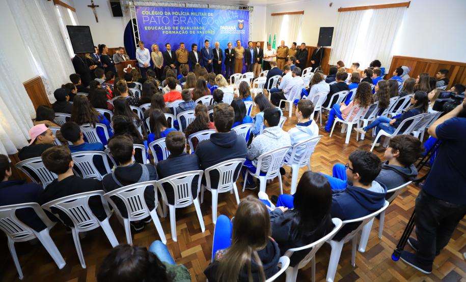 O Governo do Paraná deu início nesta quarta-feira (25) ao processo de implantação do Colégio da Polícia Militar de Pato Branco, que vai ocupar a estrutura do atual Colégio Estadual La Salle. Será a primeira unidade do Sudoeste do Estado. Em 2020 haverá uma transição pedagógica para a gestão da Polícia Militar, que começará oficialmente em 2021.