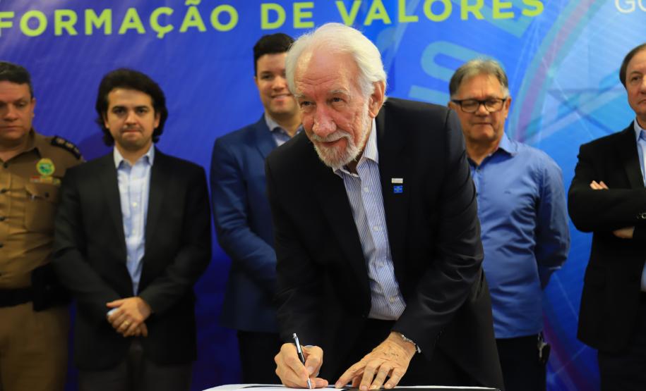 O Governo do Paraná deu início nesta quarta-feira (25) ao processo de implantação do Colégio da Polícia Militar de Pato Branco, que vai ocupar a estrutura do atual Colégio Estadual La Salle. Será a primeira unidade do Sudoeste do Estado. Em 2020 haverá uma transição pedagógica para a gestão da Polícia Militar, que começará oficialmente em 2021.