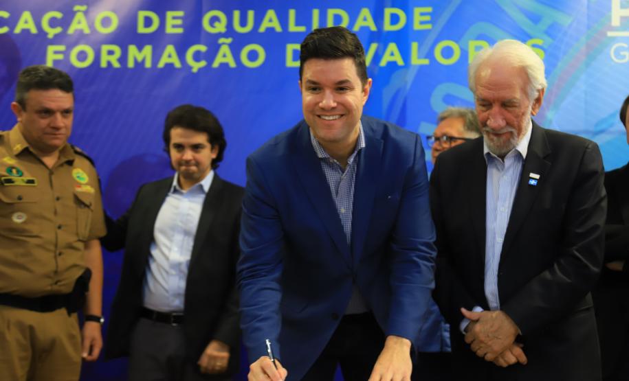 O Governo do Paraná deu início nesta quarta-feira (25) ao processo de implantação do Colégio da Polícia Militar de Pato Branco, que vai ocupar a estrutura do atual Colégio Estadual La Salle. Será a primeira unidade do Sudoeste do Estado. Em 2020 haverá uma transição pedagógica para a gestão da Polícia Militar, que começará oficialmente em 2021.