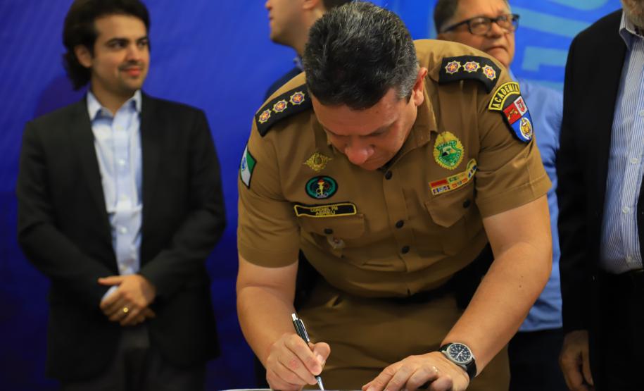 O Governo do Paraná deu início nesta quarta-feira (25) ao processo de implantação do Colégio da Polícia Militar de Pato Branco, que vai ocupar a estrutura do atual Colégio Estadual La Salle. Será a primeira unidade do Sudoeste do Estado. Em 2020 haverá uma transição pedagógica para a gestão da Polícia Militar, que começará oficialmente em 2021.