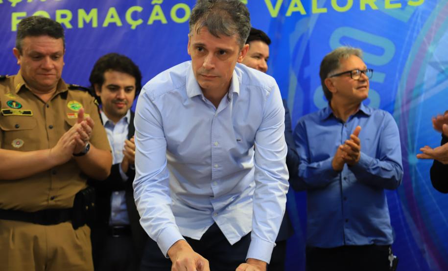 O Governo do Paraná deu início nesta quarta-feira (25) ao processo de implantação do Colégio da Polícia Militar de Pato Branco, que vai ocupar a estrutura do atual Colégio Estadual La Salle. Será a primeira unidade do Sudoeste do Estado. Em 2020 haverá uma transição pedagógica para a gestão da Polícia Militar, que começará oficialmente em 2021.