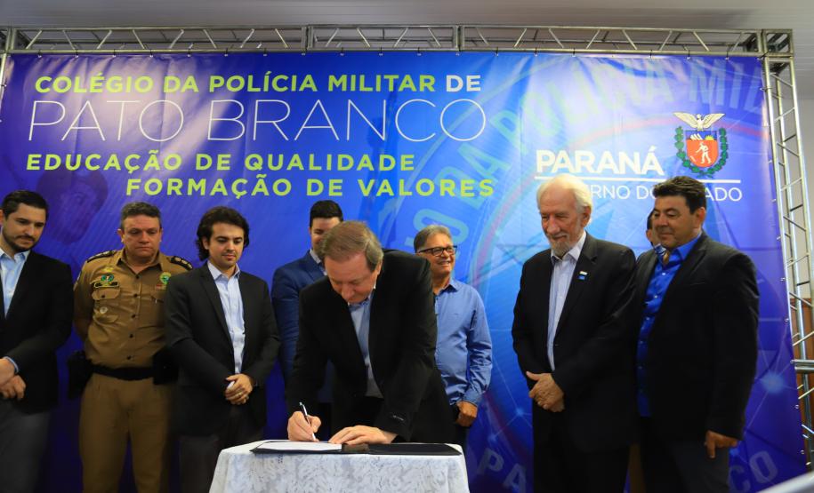 O Governo do Paraná deu início nesta quarta-feira (25) ao processo de implantação do Colégio da Polícia Militar de Pato Branco, que vai ocupar a estrutura do atual Colégio Estadual La Salle. Será a primeira unidade do Sudoeste do Estado. Em 2020 haverá uma transição pedagógica para a gestão da Polícia Militar, que começará oficialmente em 2021.