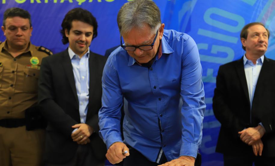 O Governo do Paraná deu início nesta quarta-feira (25) ao processo de implantação do Colégio da Polícia Militar de Pato Branco, que vai ocupar a estrutura do atual Colégio Estadual La Salle. Será a primeira unidade do Sudoeste do Estado. Em 2020 haverá uma transição pedagógica para a gestão da Polícia Militar, que começará oficialmente em 2021.