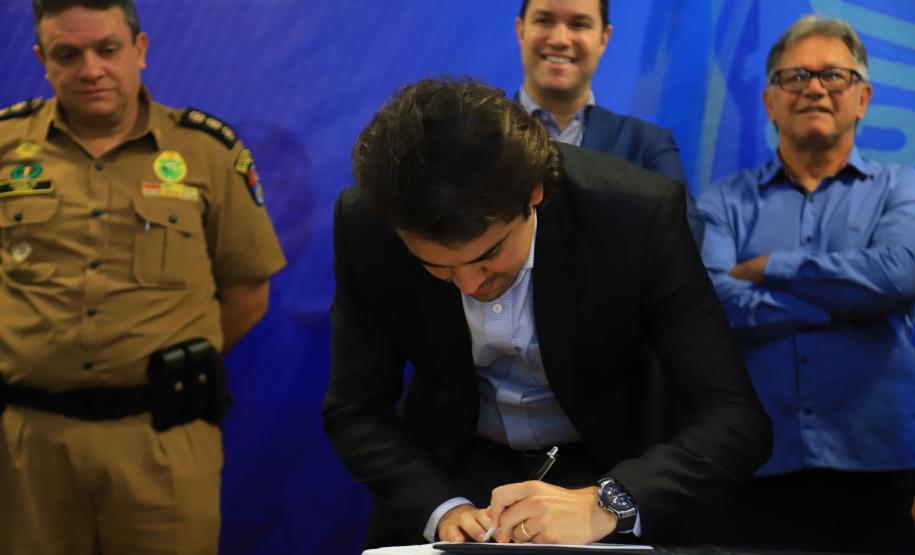 O Governo do Paraná deu início nesta quarta-feira (25) ao processo de implantação do Colégio da Polícia Militar de Pato Branco, que vai ocupar a estrutura do atual Colégio Estadual La Salle. Será a primeira unidade do Sudoeste do Estado. Em 2020 haverá uma transição pedagógica para a gestão da Polícia Militar, que começará oficialmente em 2021.