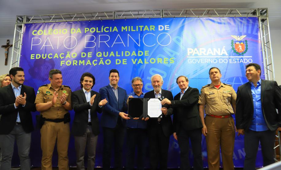 O Governo do Paraná deu início nesta quarta-feira (25) ao processo de implantação do Colégio da Polícia Militar de Pato Branco, que vai ocupar a estrutura do atual Colégio Estadual La Salle. Será a primeira unidade do Sudoeste do Estado. Em 2020 haverá uma transição pedagógica para a gestão da Polícia Militar, que começará oficialmente em 2021.