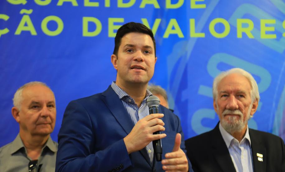 O Governo do Paraná deu início nesta quarta-feira (25) ao processo de implantação do Colégio da Polícia Militar de Pato Branco, que vai ocupar a estrutura do atual Colégio Estadual La Salle. Será a primeira unidade do Sudoeste do Estado. Em 2020 haverá uma transição pedagógica para a gestão da Polícia Militar, que começará oficialmente em 2021.