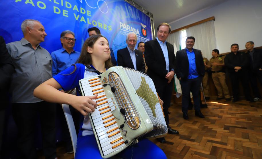 O Governo do Paraná deu início nesta quarta-feira (25) ao processo de implantação do Colégio da Polícia Militar de Pato Branco, que vai ocupar a estrutura do atual Colégio Estadual La Salle. Será a primeira unidade do Sudoeste do Estado. Em 2020 haverá uma transição pedagógica para a gestão da Polícia Militar, que começará oficialmente em 2021.