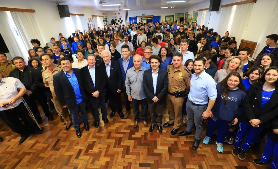 O Governo do Paraná deu início nesta quarta-feira (25) ao processo de implantação do Colégio da Polícia Militar de Pato Branco, que vai ocupar a estrutura do atual Colégio Estadual La Salle. Será a primeira unidade do Sudoeste do Estado. Em 2020 haverá uma transição pedagógica para a gestão da Polícia Militar, que começará oficialmente em 2021.