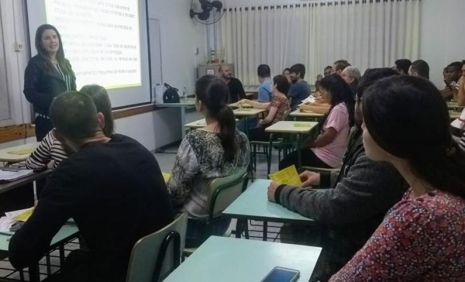 PALESTRA: VIVER É A MELHOR OPÇÃO!!! O CEEBJA de Pato Branco recebeu na noite de 25 de setembro de 2019, a Psicóloga Eliza Penachi, representando o CAPS II, Centro de Atenção Psicossocial desse município para ministrar uma palestra para alunos e professores.