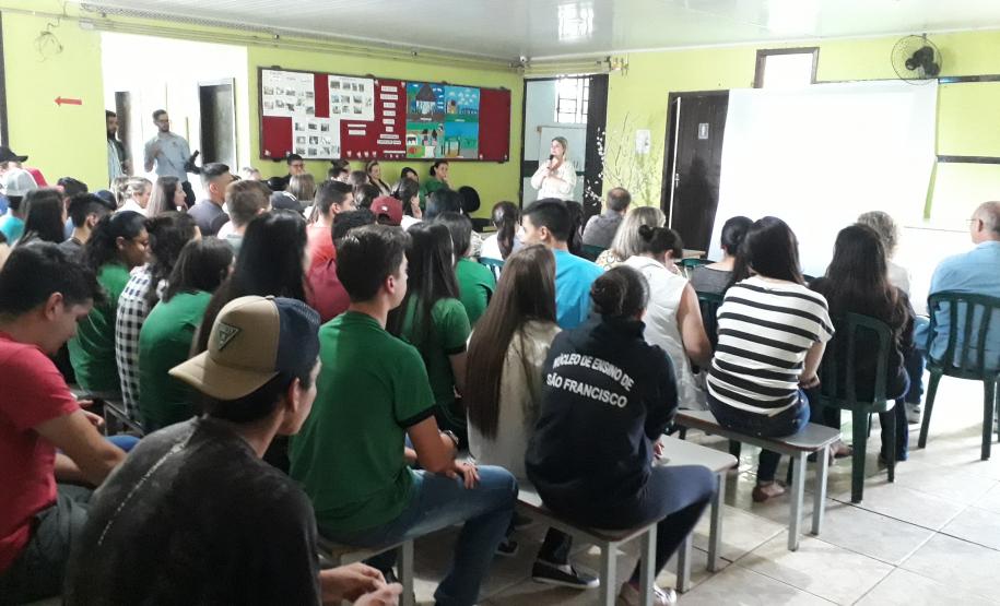 O COLÉGIO ESTADUAL DO CAMPO CELY TEREZA GREZZANA, O MUNICÍPIO DE CHOPINZINHO E O NRE DE PATO BRANCO INCENTIVAM O PROTAGONISMO ESTUDANTIL  “DE CRIANÇA PARA CRIANÇA” O projeto “Vem brincar comigo”, foi idealizado pela equipe diretiva do Colégio Estadual do Campo Cely Tereza Grezzana e planejado durante a semana pedagógica de fevereiro com professores e funcionários, após a análise da avaliação SAEP de matemática, onde percebemos a dificuldade dos alunos com medidas de área, ângulos e formas.