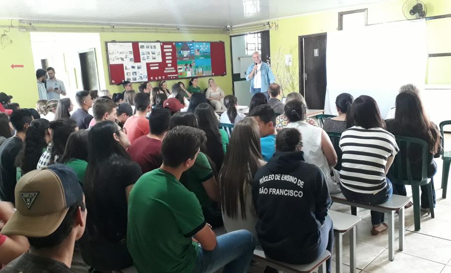 O COLÉGIO ESTADUAL DO CAMPO CELY TEREZA GREZZANA, O MUNICÍPIO DE CHOPINZINHO E O NRE DE PATO BRANCO INCENTIVAM O PROTAGONISMO ESTUDANTIL  “DE CRIANÇA PARA CRIANÇA” O projeto “Vem brincar comigo”, foi idealizado pela equipe diretiva do Colégio Estadual do Campo Cely Tereza Grezzana e planejado durante a semana pedagógica de fevereiro com professores e funcionários, após a análise da avaliação SAEP de matemática, onde percebemos a dificuldade dos alunos com medidas de área, ângulos e formas.