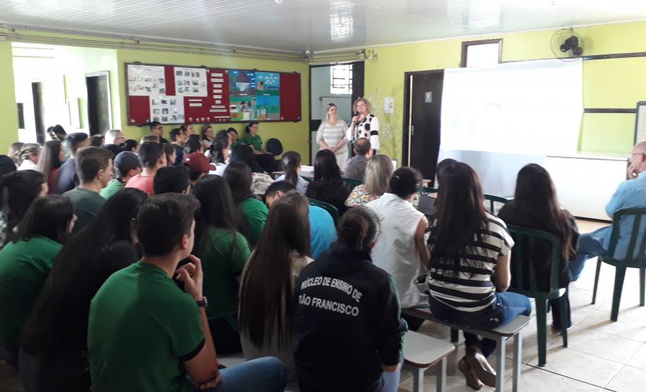 O COLÉGIO ESTADUAL DO CAMPO CELY TEREZA GREZZANA, O MUNICÍPIO DE CHOPINZINHO E O NRE DE PATO BRANCO INCENTIVAM O PROTAGONISMO ESTUDANTIL  “DE CRIANÇA PARA CRIANÇA” O projeto “Vem brincar comigo”, foi idealizado pela equipe diretiva do Colégio Estadual do Campo Cely Tereza Grezzana e planejado durante a semana pedagógica de fevereiro com professores e funcionários, após a análise da avaliação SAEP de matemática, onde percebemos a dificuldade dos alunos com medidas de área, ângulos e formas.