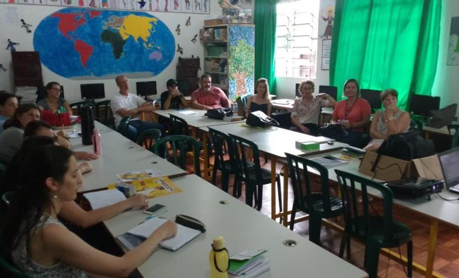 O COLÉGIO ESTADUAL DO CAMPO CELY TEREZA GREZZANA, O MUNICÍPIO DE CHOPINZINHO E O NRE DE PATO BRANCO INCENTIVAM O PROTAGONISMO ESTUDANTIL  “DE CRIANÇA PARA CRIANÇA” O projeto “Vem brincar comigo”, foi idealizado pela equipe diretiva do Colégio Estadual do Campo Cely Tereza Grezzana e planejado durante a semana pedagógica de fevereiro com professores e funcionários, após a análise da avaliação SAEP de matemática, onde percebemos a dificuldade dos alunos com medidas de área, ângulos e formas.