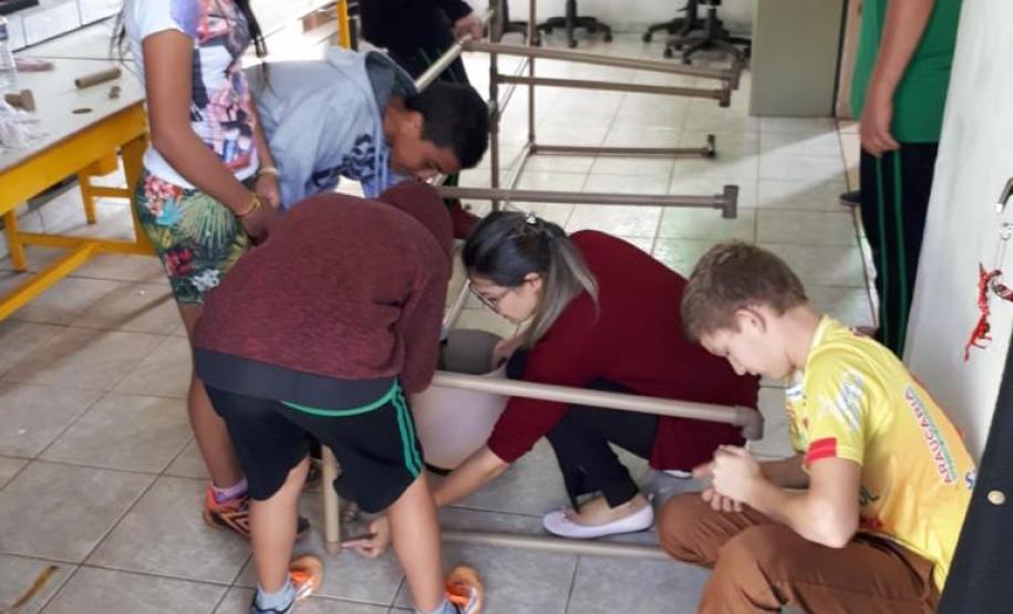 O COLÉGIO ESTADUAL DO CAMPO CELY TEREZA GREZZANA, O MUNICÍPIO DE CHOPINZINHO E O NRE DE PATO BRANCO INCENTIVAM O PROTAGONISMO ESTUDANTIL  “DE CRIANÇA PARA CRIANÇA” O projeto “Vem brincar comigo”, foi idealizado pela equipe diretiva do Colégio Estadual do Campo Cely Tereza Grezzana e planejado durante a semana pedagógica de fevereiro com professores e funcionários, após a análise da avaliação SAEP de matemática, onde percebemos a dificuldade dos alunos com medidas de área, ângulos e formas.