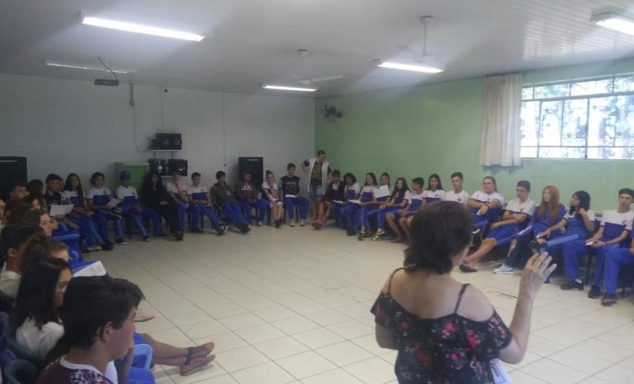 Cine debate com filme “Quase Deuses” Cine debate com filme “Quase Deuses”