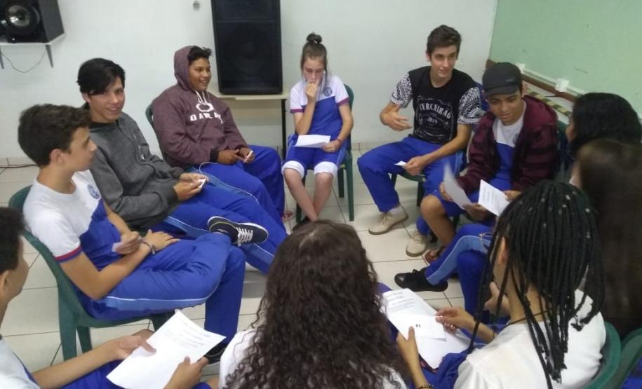 Cine debate com filme “Quase Deuses” Cine debate com filme “Quase Deuses”