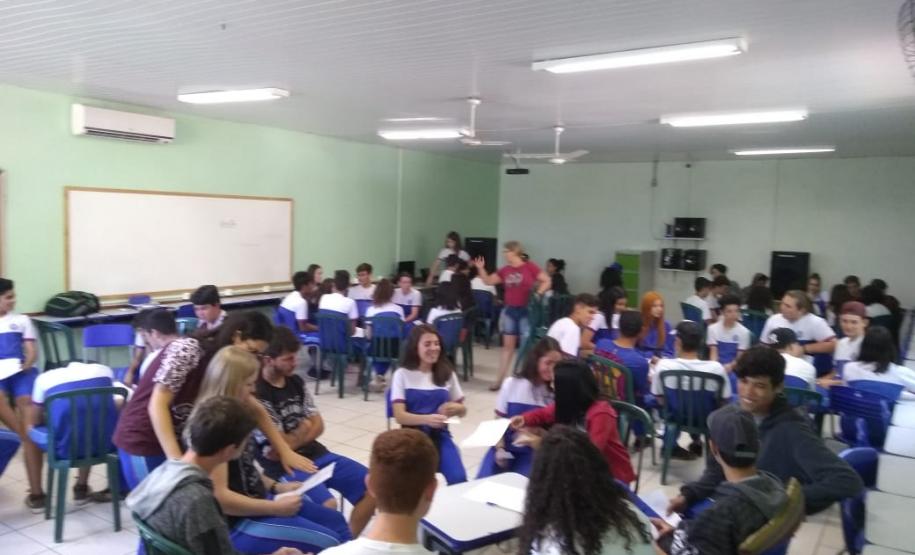 Cine debate com filme “Quase Deuses” Cine debate com filme “Quase Deuses”
