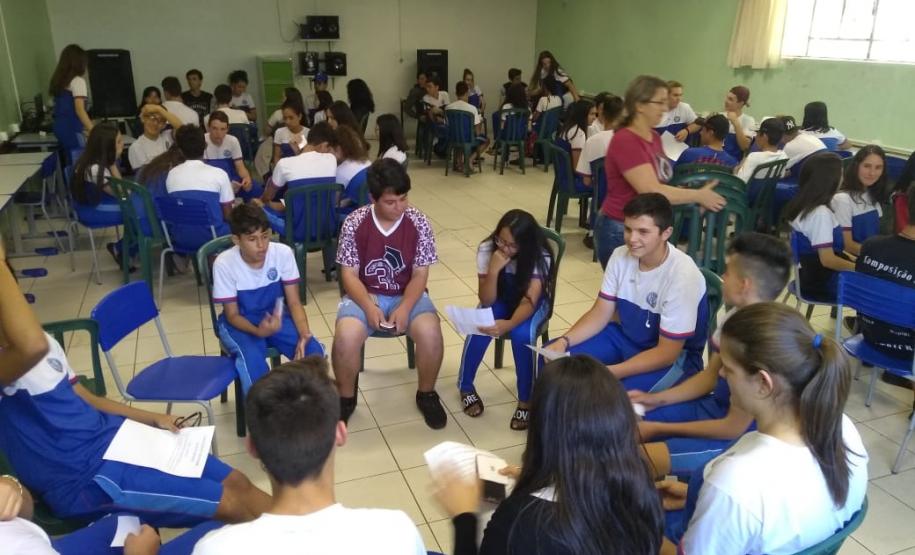 Cine debate com filme “Quase Deuses” Cine debate com filme “Quase Deuses”