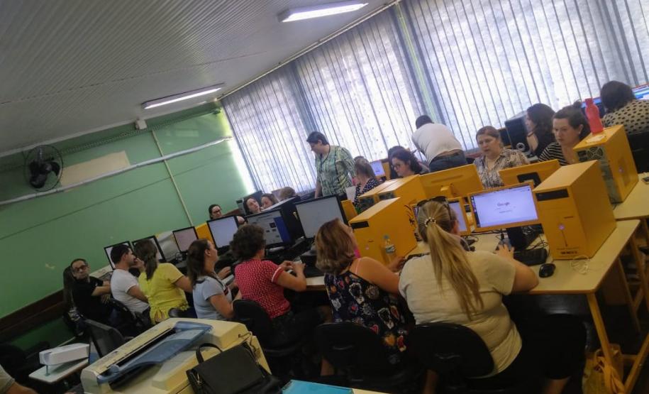 OFICINAS DESCOMPLICA O Programa Reforço Escolar foi criado pela Secretaria de Estado da Educação e do Esporte com o objetivo de oferecer novos recursos digitais para alunos e professores