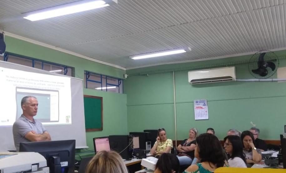 OFICINAS DESCOMPLICA O Programa Reforço Escolar foi criado pela Secretaria de Estado da Educação e do Esporte com o objetivo de oferecer novos recursos digitais para alunos e professores