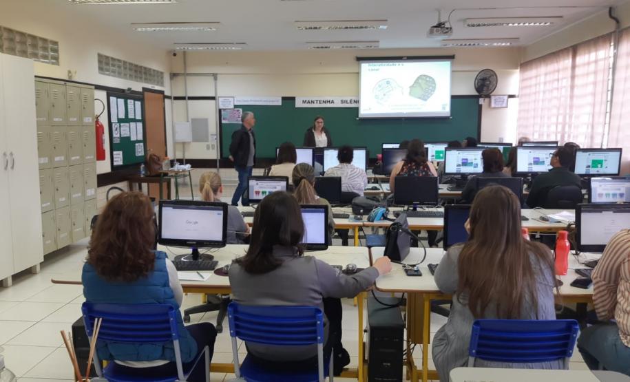 OFICINAS DESCOMPLICA O Programa Reforço Escolar foi criado pela Secretaria de Estado da Educação e do Esporte com o objetivo de oferecer novos recursos digitais para alunos e professores