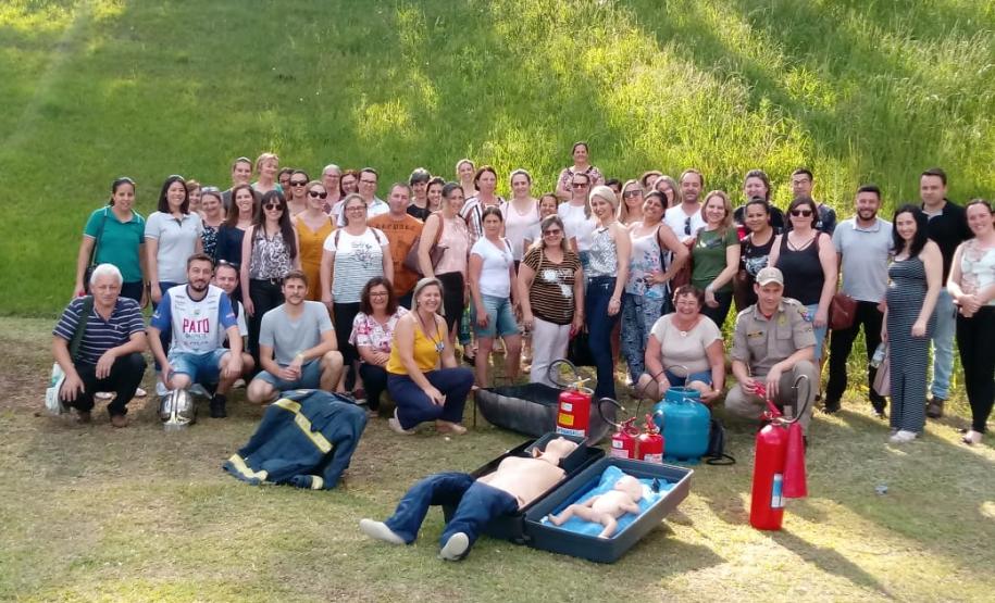 PROGRAMA BRIGADAS ESCOLARES – DEFESA CIVIL NA ESCOLA LANÇA A PARTE PRÁTICA DA 14ª OFERTA DO CURSO DE FORMAÇÃO DE BRIGADISTAS ESCOLARES NO ESTADO Seguindo o calendário anual das atividades do Programa Brigadas Escolares, a Coordenadoria Estadual da Defesa Civil junto com os Núcleos Regionais de Ensino, deram início neste último dia (21), na parte prática da 14ª oferta do Curso de Formação de Brigadistas Escolares.