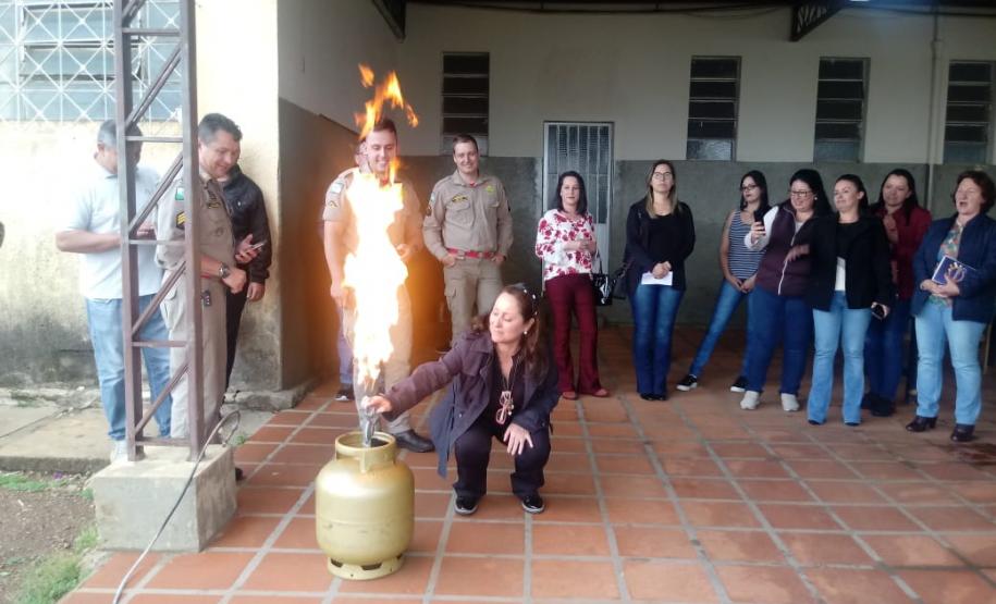PROGRAMA BRIGADAS ESCOLARES – DEFESA CIVIL NA ESCOLA LANÇA A PARTE PRÁTICA DA 14ª OFERTA DO CURSO DE FORMAÇÃO DE BRIGADISTAS ESCOLARES NO ESTADO Seguindo o calendário anual das atividades do Programa Brigadas Escolares, a Coordenadoria Estadual da Defesa Civil junto com os Núcleos Regionais de Ensino, deram início neste último dia (21), na parte prática da 14ª oferta do Curso de Formação de Brigadistas Escolares.
