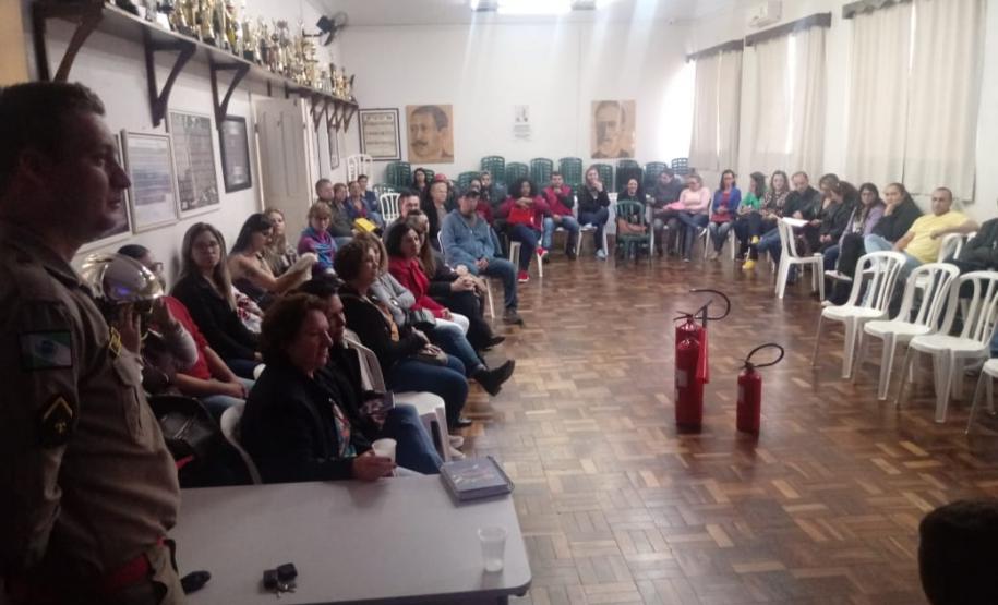 PROGRAMA BRIGADAS ESCOLARES – DEFESA CIVIL NA ESCOLA LANÇA A PARTE PRÁTICA DA 14ª OFERTA DO CURSO DE FORMAÇÃO DE BRIGADISTAS ESCOLARES NO ESTADO Seguindo o calendário anual das atividades do Programa Brigadas Escolares, a Coordenadoria Estadual da Defesa Civil junto com os Núcleos Regionais de Ensino, deram início neste último dia (21), na parte prática da 14ª oferta do Curso de Formação de Brigadistas Escolares.