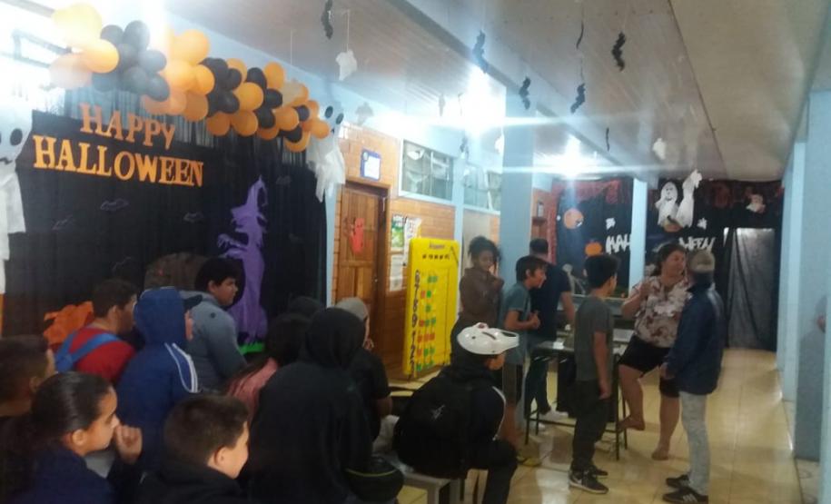 HALLOWEEN NO COLÉGIO ESTADUAL DO CAMPO  ANTONIO ARTEMIO FRANÇA As atividade do Halloween desenvolvidas pelas escolas do NRE de Pato Branco, tem o intuito de explorar dentro do contexto escolar a cultura desta tradição americana, que é uma festa comemorativa celebrada todo ano no dia 31 de outubro, véspera do dia de Todos os Santos. Ela é realizada em grande parte dos países ocidentais, porém, é mais representativa nos Estados Unidos. Neste país, levada pelos imigrantes irlandeses, ela chegou em meados do século XIX.