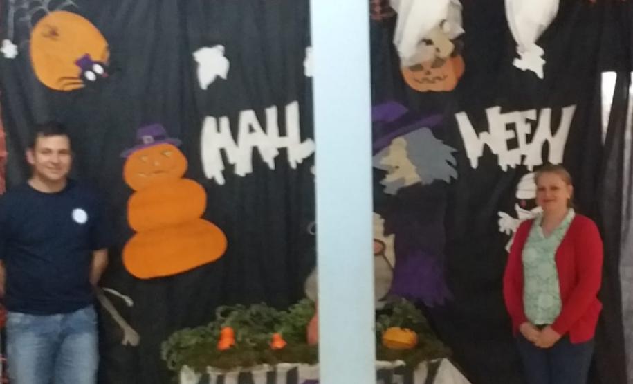 HALLOWEEN NO COLÉGIO ESTADUAL DO CAMPO  ANTONIO ARTEMIO FRANÇA As atividade do Halloween desenvolvidas pelas escolas do NRE de Pato Branco, tem o intuito de explorar dentro do contexto escolar a cultura desta tradição americana, que é uma festa comemorativa celebrada todo ano no dia 31 de outubro, véspera do dia de Todos os Santos. Ela é realizada em grande parte dos países ocidentais, porém, é mais representativa nos Estados Unidos. Neste país, levada pelos imigrantes irlandeses, ela chegou em meados do século XIX.