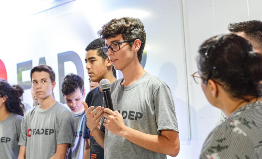 ALUNOS DO COLÉGIO ESTADUAL DE PATO BRANCO PARTICIPAM DA INVENTUM E VENCEM HACKATHON Alunos do Colégio Estadual de Pato Branco (PREMEN), do Curso Técnico em Informática Integrado (2º ano) participaram da Inventum 2019, através do Hackathon  na FADEP .
Foram 24 horas de imersão visando a criação de soluções inovadoras voltadas à qualidade de vida da terceira idade. Na ocasião, apresentaram quatro propostas de plataformas digitais voltadas aos idosos.