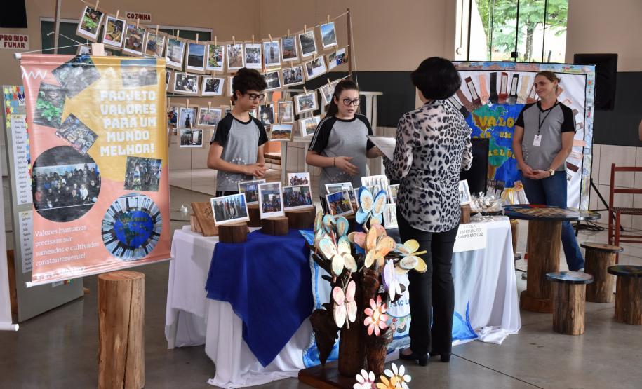 "Nós devemos ser a mudança que desejamos ver no mundo" (Gandhi).
O trabalho com Valores Humanos atrelado aos ODS (Objetivos de Desenvolvimento Sustentável) objetivou refletir e implantar ações, com o protagonismo dos alunos, em relação ao respeito, honestidade, paz, justiça, amor, verdade, empatia, responsabilidade, entre outros.