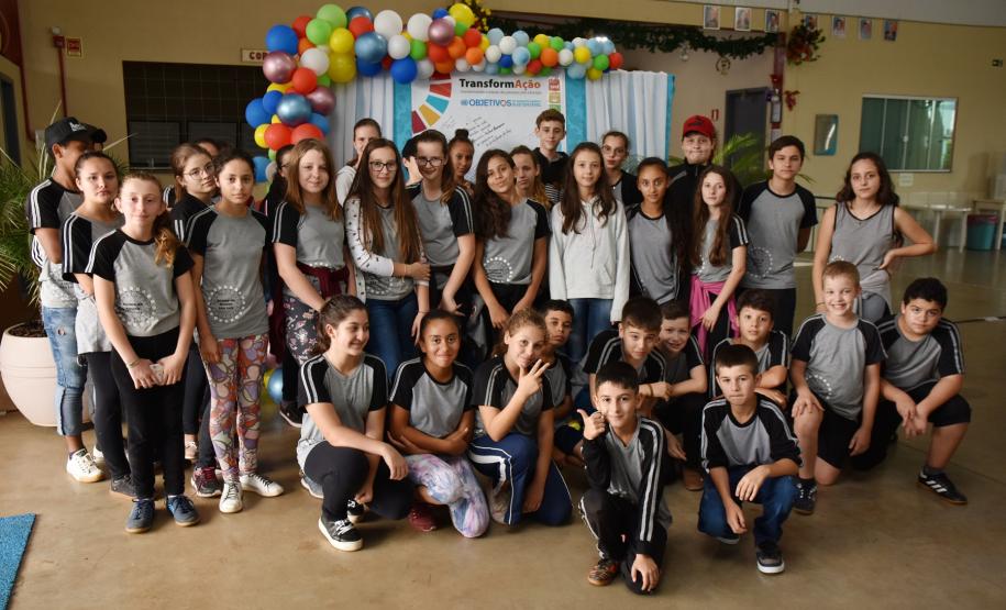 "Nós devemos ser a mudança que desejamos ver no mundo" (Gandhi).
O trabalho com Valores Humanos atrelado aos ODS (Objetivos de Desenvolvimento Sustentável) objetivou refletir e implantar ações, com o protagonismo dos alunos, em relação ao respeito, honestidade, paz, justiça, amor, verdade, empatia, responsabilidade, entre outros.