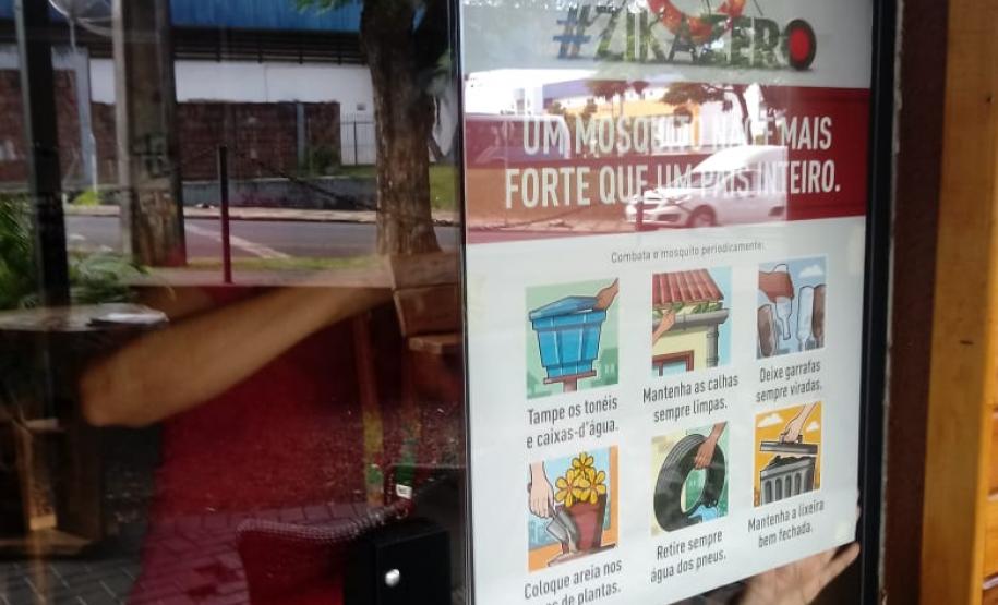 COMBATE Á DENGUE NAS INSTITUIÇÕES PÚBLICAS DA REDE ESTADUAL DE ENSINO A Secretaria de Estado da Educação e do Esporte (Seed), em parceria com a Secretaria da Saúde do Estado do Paraná (Sesa), vem realizando ações contra a dengue, com objetivo de esclarecer e divulgar medidas preventivas no combate à doença.